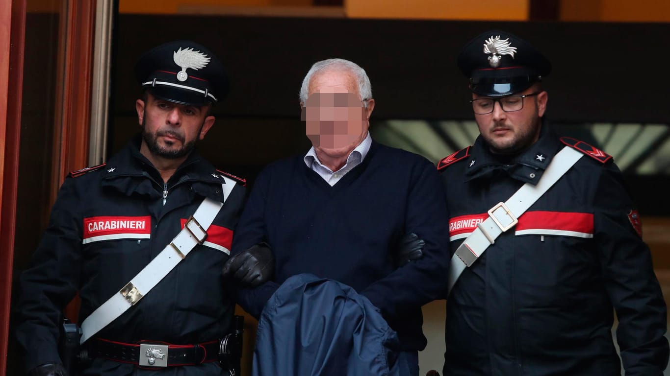 Settimino Mineo wird von italienischen Polizisten abgeführt: Bei der Anti-Mafia-Operation nahmen die Ermittler insgesamt 46 Personen fest.