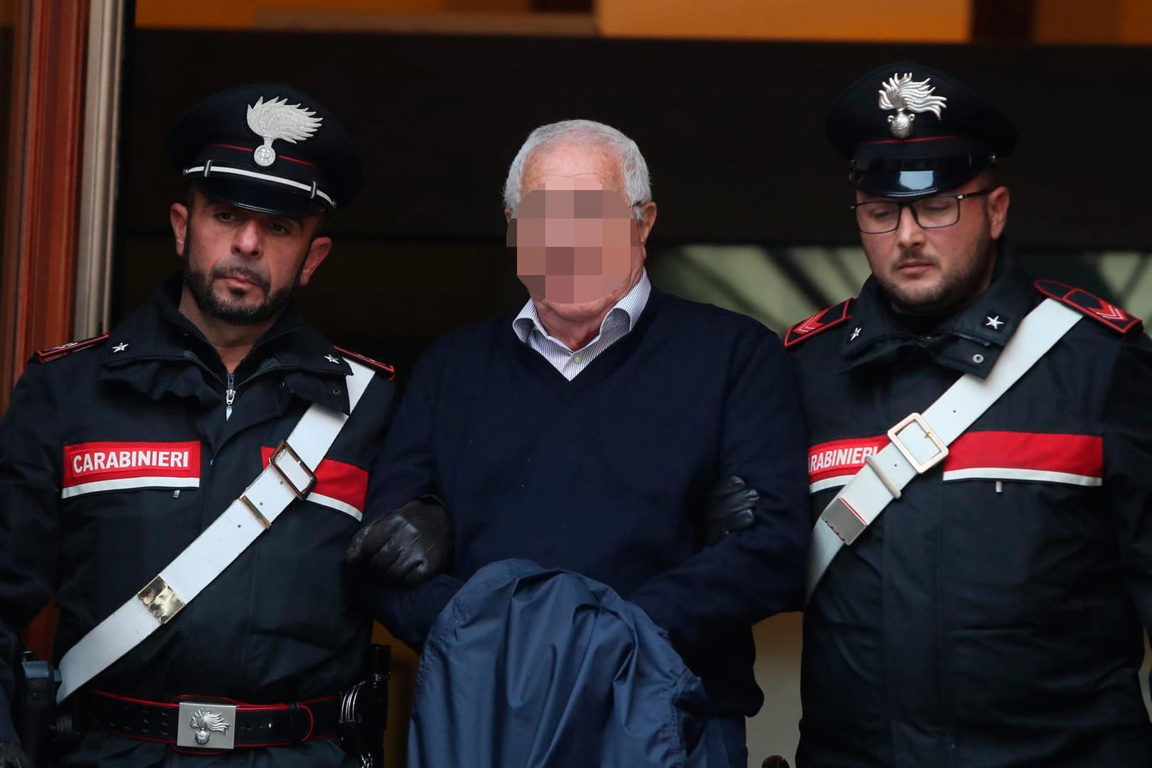 Settimino Mineo wird von italienischen Polizisten abgeführt: Bei der Anti-Mafia-Operation nahmen die Ermittler insgesamt 46 Personen fest.