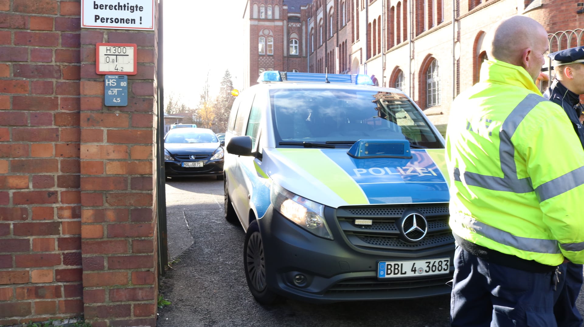 Polizisten sperren die Zufahrt zum Postgebäude in Frankfurt (Oder): Das Gebäude war wegen einer Bombendrohung evakuiert worden. Polizisten sperren die Zufahrt zum Postgebäude in Frankfurt (Oder): Das Gebäude war wegen einer Bombendrohung evakuiert worden.