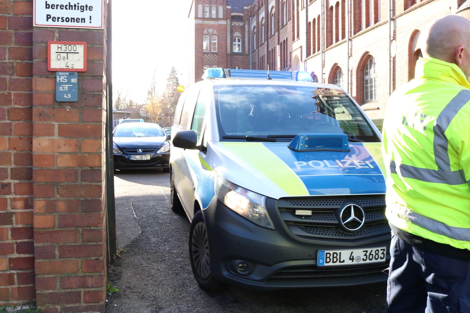 Polizisten sperren die Zufahrt zum Postgebäude in Frankfurt (Oder): Das Gebäude war wegen einer Bombendrohung evakuiert worden.