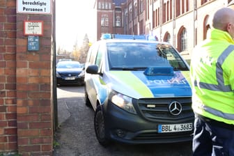 Polizisten sperren die Zufahrt zum Postgebäude in Frankfurt (Oder): Das Gebäude war wegen einer Bombendrohung evakuiert worden.