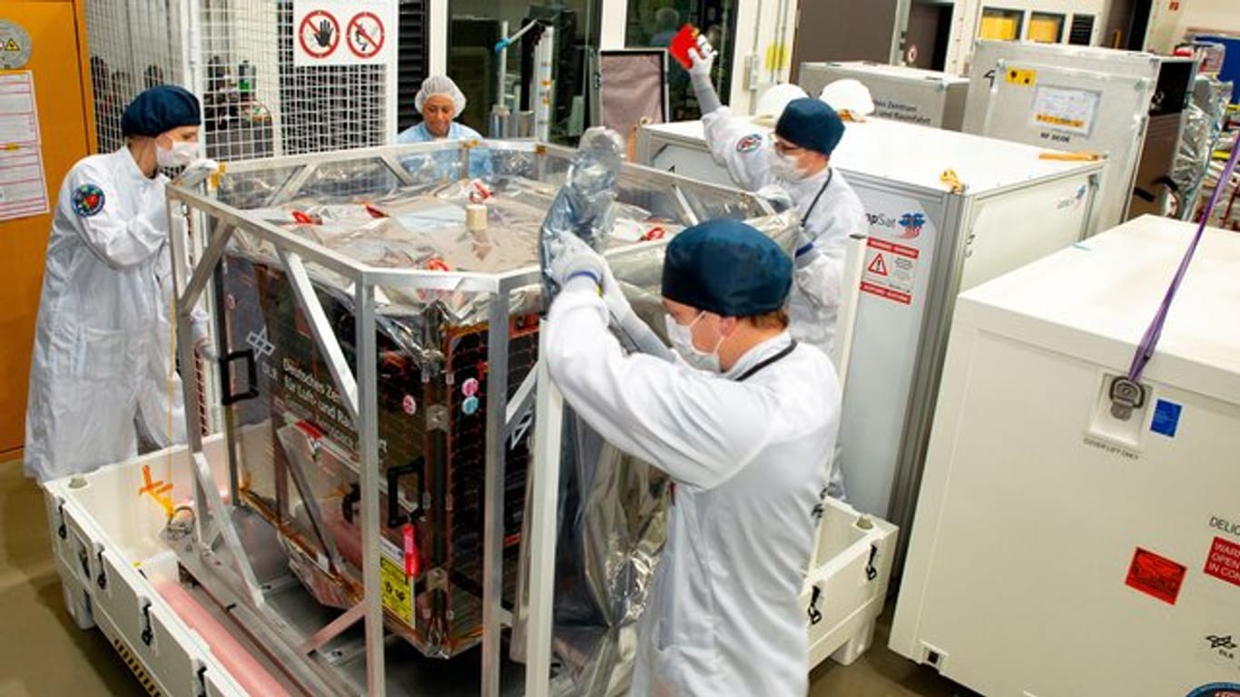Mitarbeiter verpacken den Satellit Eu:CROPIS für den Transport von Bremen zur Vandenberg Air Force Base in Kalifornien.
