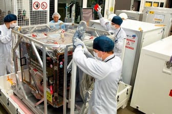 Mitarbeiter verpacken den Satellit Eu:CROPIS für den Transport von Bremen zur Vandenberg Air Force Base in Kalifornien.