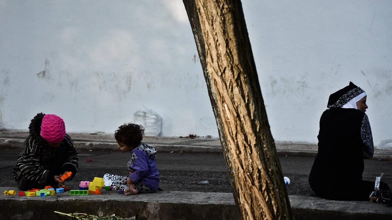 Migranten sitzen in der türkischen Grenzprovinz Edirne auf der Straße: Viele Flüchtlinge hoffen darauf, über diese Grenze in die EU zu gelangen. (Archivbild)