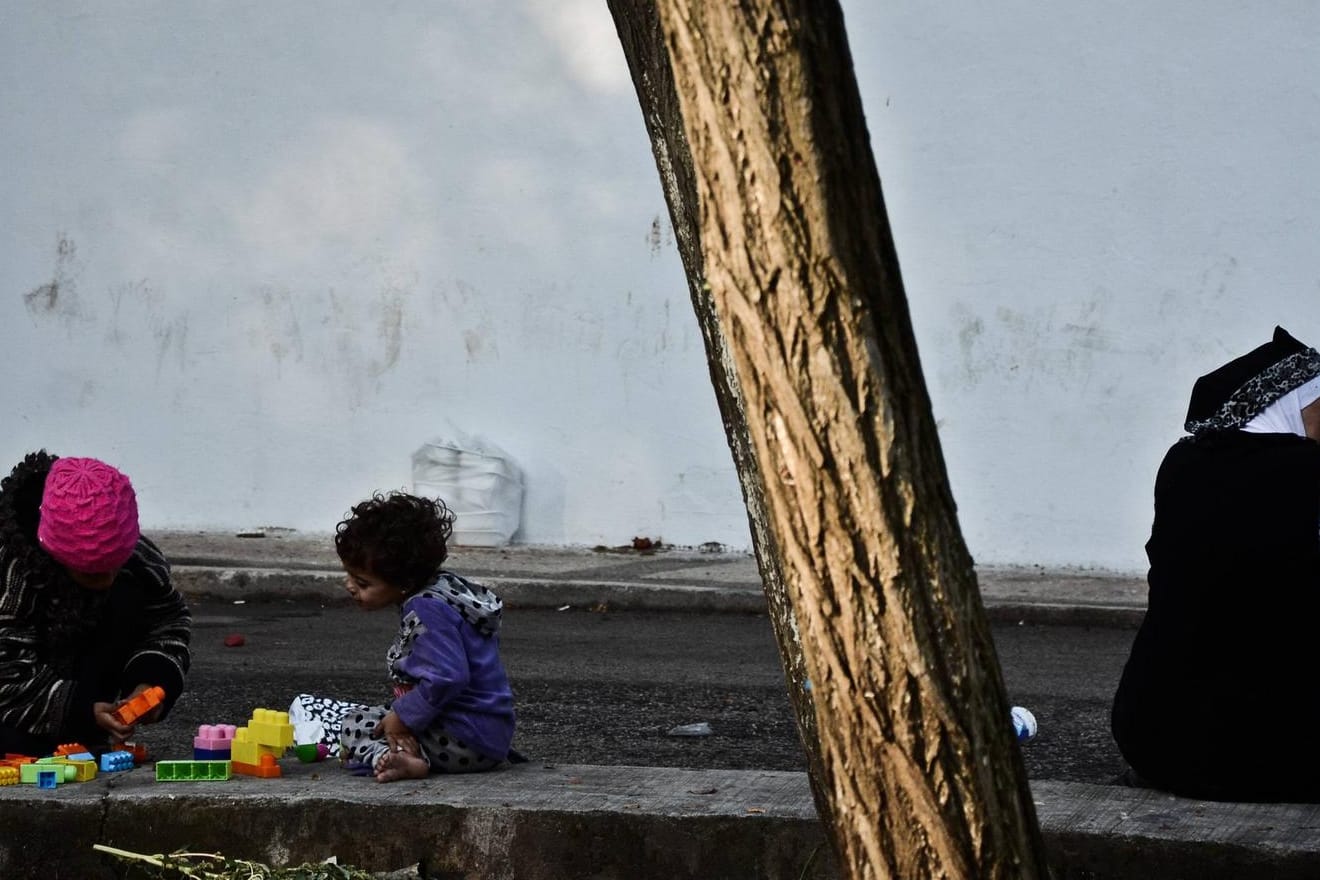 Migranten sitzen in der türkischen Grenzprovinz Edirne auf der Straße: Viele Flüchtlinge hoffen darauf, über diese Grenze in die EU zu gelangen. (Archivbild)