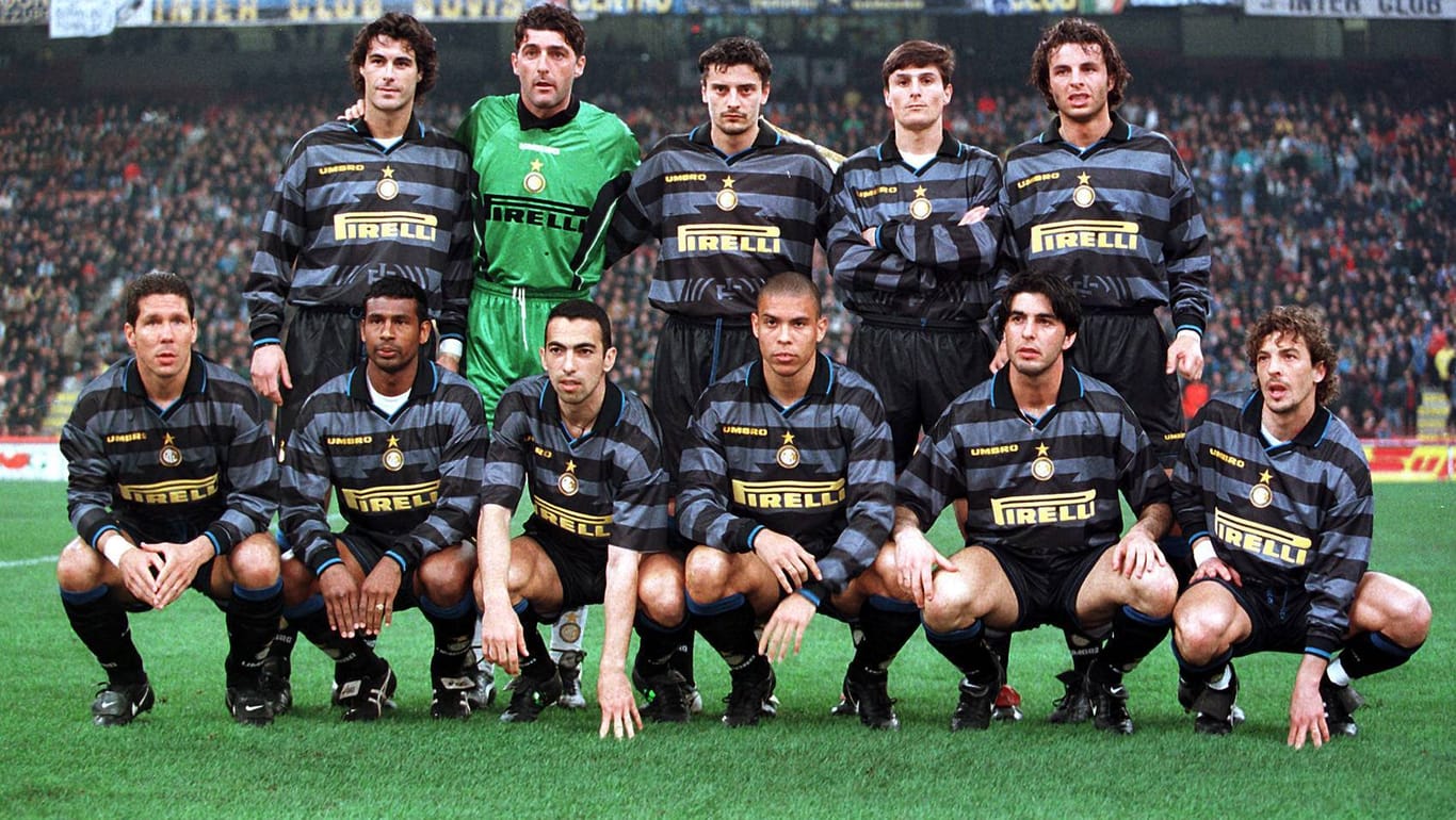 Starkes Team: Die Inter-Mannschaft von 1998 um Zanetti (obere Reihe, 2. v. r.), Simeone (untere Reihe, 1. v. li.), Djorkaeff (3. v. li.) und Ronaldo (4. v. li.).