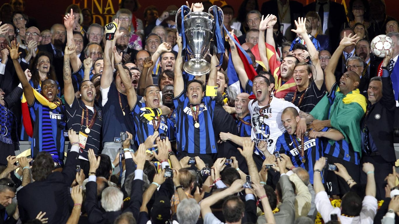 Triumph 2010: Zanetti reckt den Champions-League-Pokal in die Höhe.