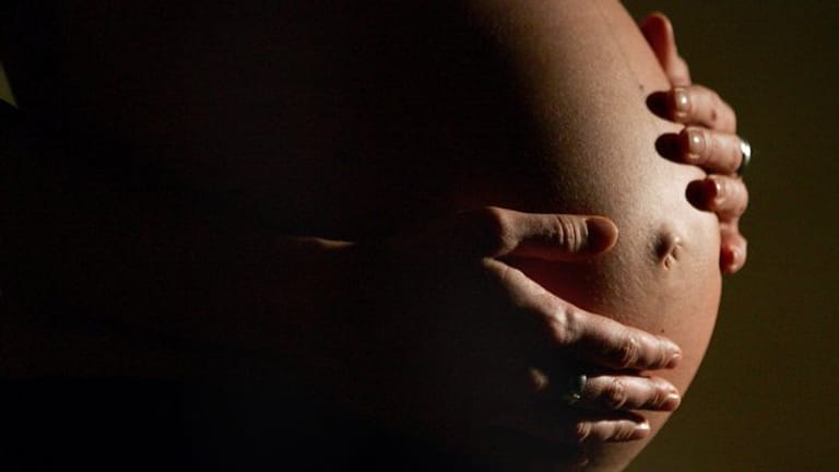 Einer Studie zufolge kann sich bei einer schwangeren Frau die Einnahme bestimmter Kosmetika auf den Pubertätsbeginn des Nachwuches auswirken.