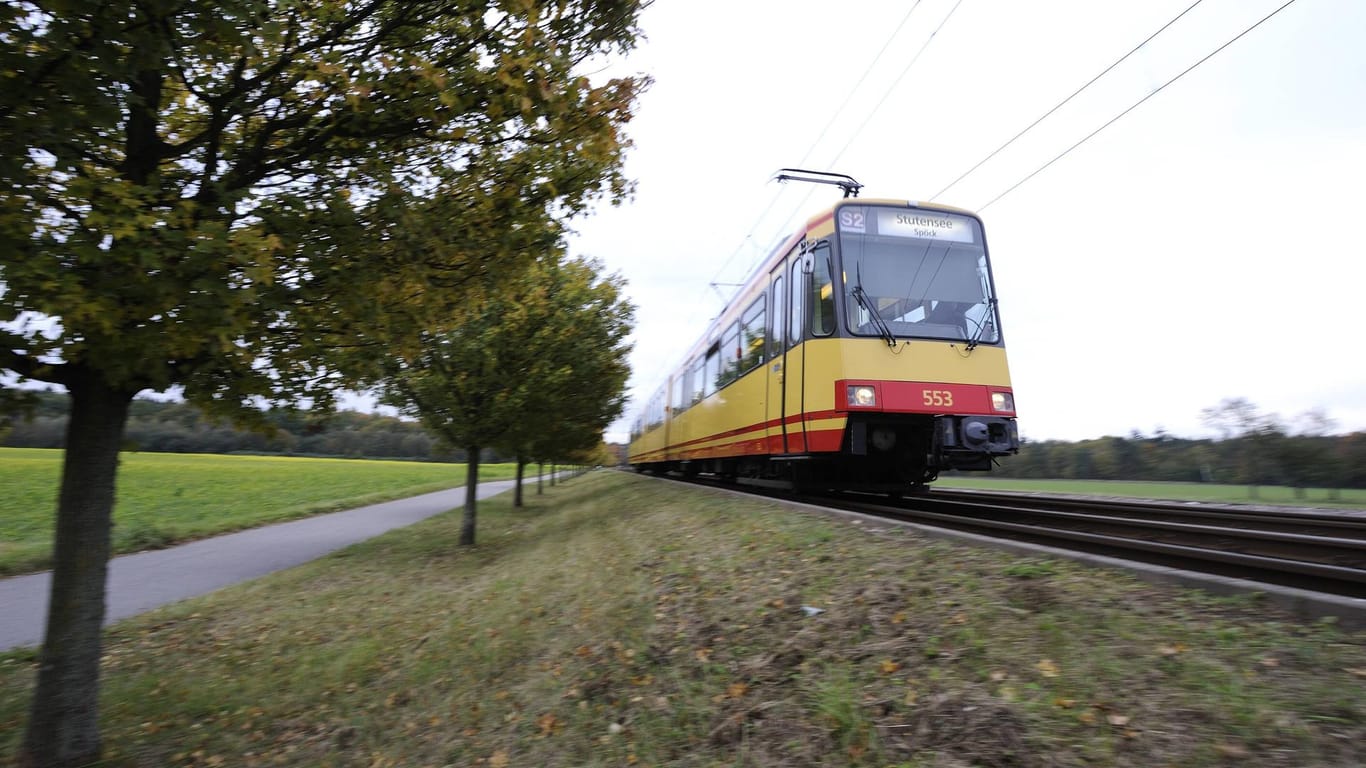 Eine Straßenbahn in Karlsruhe (Symbolbild): Bei einem Unfall am Montagmorgen entstand ein hoher Sachschaden.
