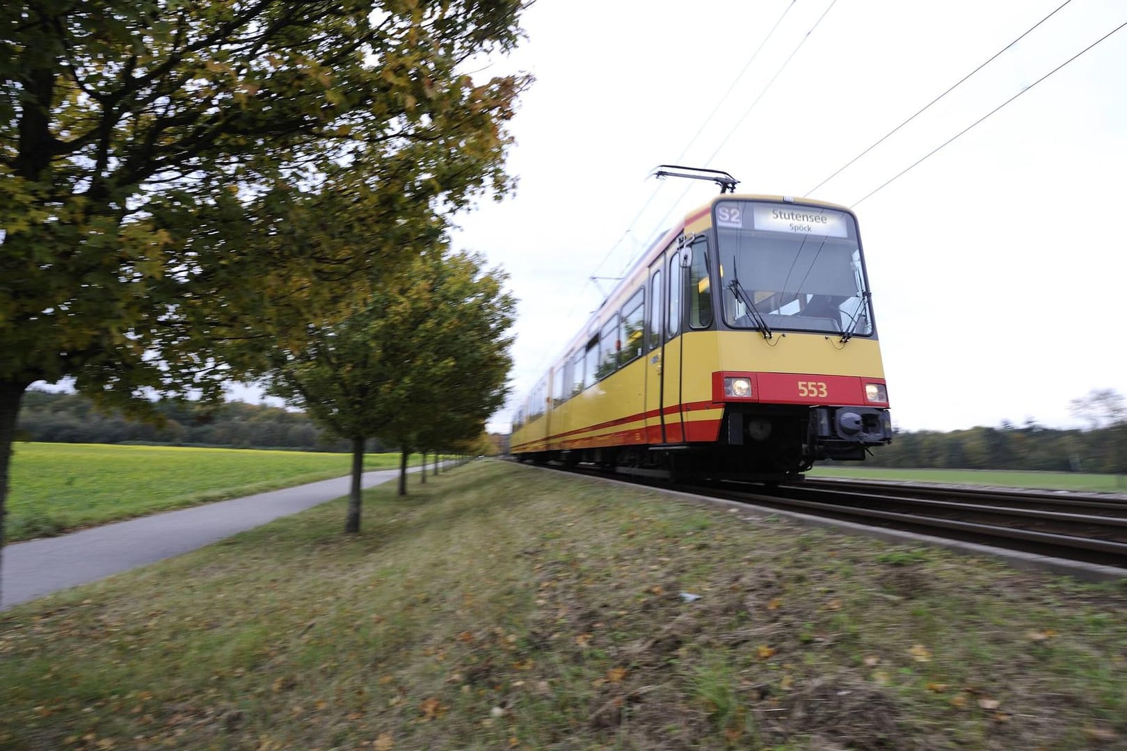 Eine Straßenbahn in Karlsruhe (Symbolbild): Bei einem Unfall am Montagmorgen entstand ein hoher Sachschaden.