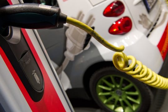 Die Installation einer Ladestation für E-Autos darf nur durch eine Elektrofachkraft erfolgen.