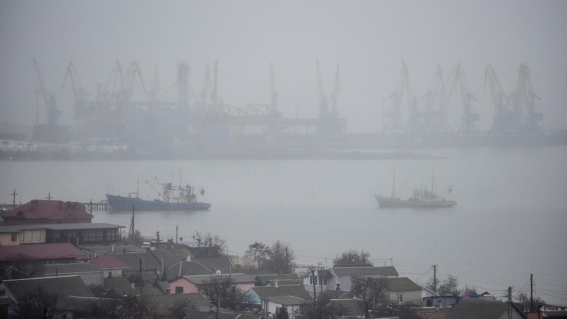 Die Kaianlagen des Hafens in Berdjansk: Russland hat die Meerenge von Kertsch wieder für den Schiffsverkehr freigegeben.