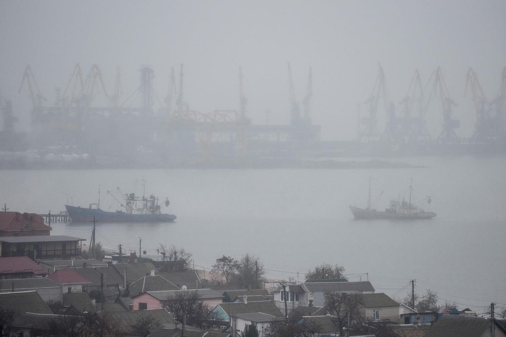 Die Kaianlagen des Hafens in Berdjansk: Russland hat die Meerenge von Kertsch wieder für den Schiffsverkehr freigegeben.