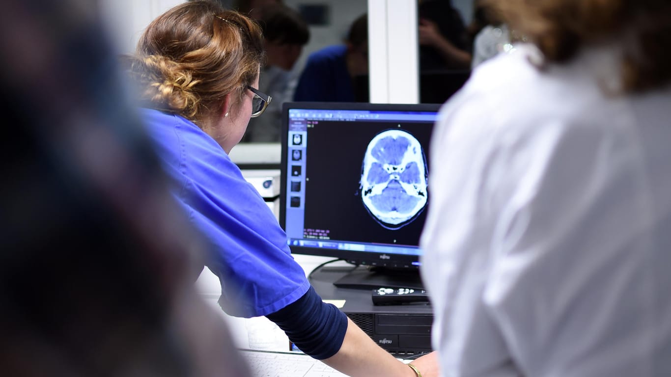 Eine Medizinstudentin sieht sich eine Computertomographie an: Mit Hilfe von Künstlicher Intelligenz könnten Ärzte Tausende Datensätze in wenigen Minuten miteinander vergleichen.