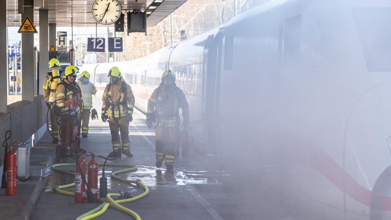 Feuerwehrleute löschen in Hannover den ICE-Triebkopf: Verletzte gab es nach Angaben der Bahn keine.