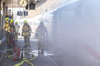 Feuerwehrleute löschen in Hannover den ICE-Triebkopf: Verletzte gab es nach Angaben der Bahn keine.