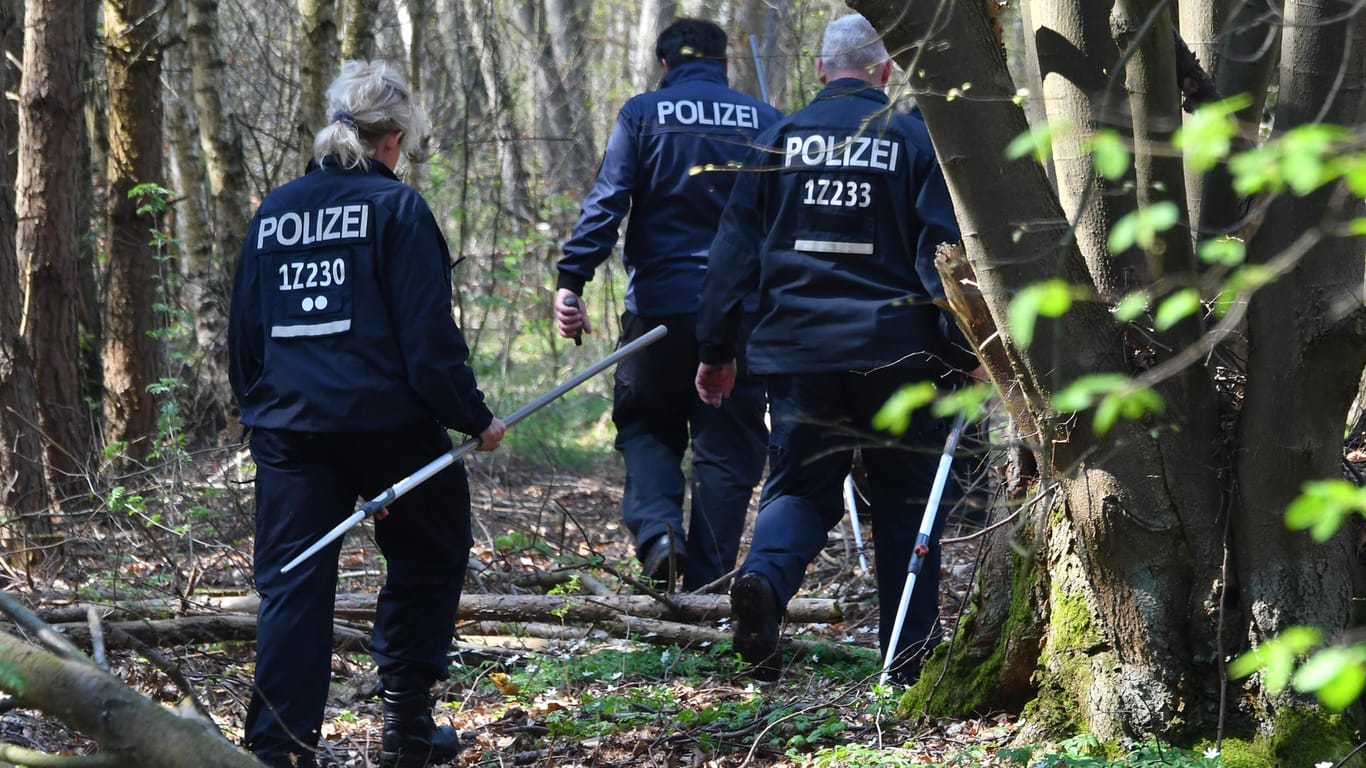 Polizeibeamte durchsuchen einen Wald in Brandenburg (Archivfoto): Die Polizei hat einen Verdächtigen im Fall Georgine festgenommen.