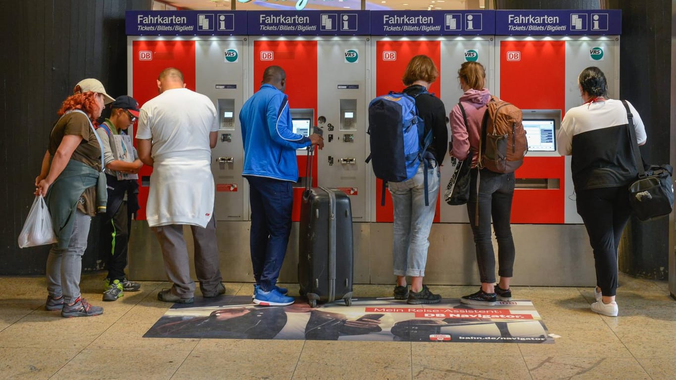 Fahrkartenautomat im Kölner Hauptbahnhof: Ein reguläres Zweite-Klasse-Ticket im Fernverkehr kostet leicht mehr als 100 Euro.