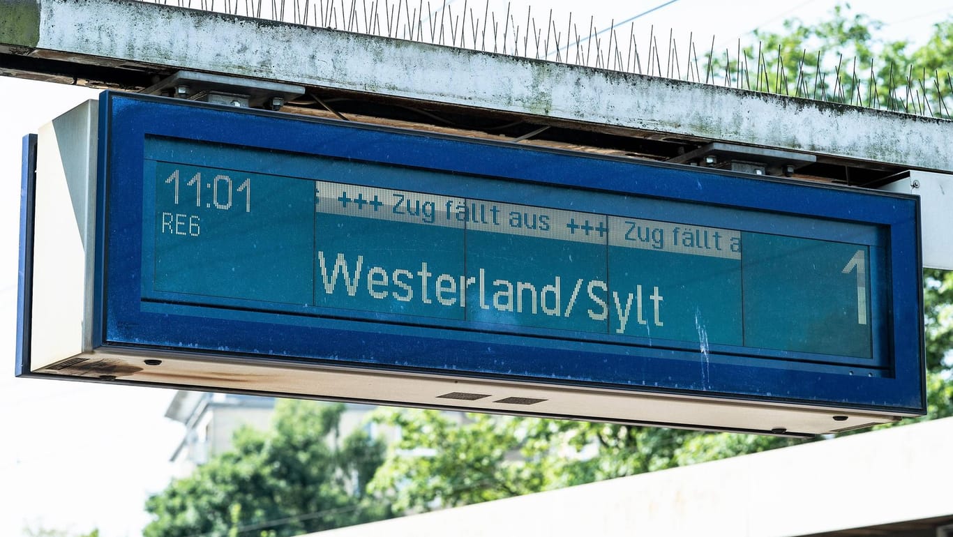 Anzeige am Ausweichbahnhof Elmshorn: Wer zurück nach Westerland will, muss warten.