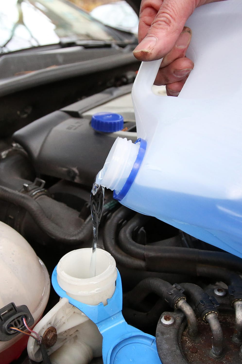 Für klare Sicht vorsorgen: Frostschutz für die Scheibenwaschanlage können Autofahrer problemlos selbst nachfüllen.