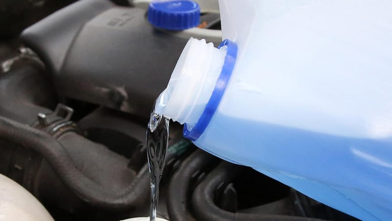 Für klare Sicht vorsorgen: Frostschutz für die Scheibenwaschanlage können Autofahrer problemlos selbst nachfüllen.