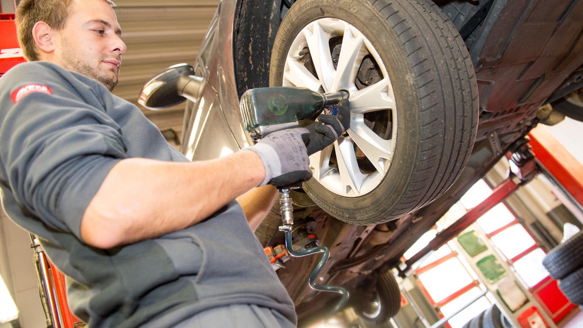 Selbst wechseln oder die Werkstatt machen lassen: Winterreifen gehören ab Oktober ans Auto, denn sie spielen ihre Vorteile schon bei Temperaturen unter sieben Grad aus.