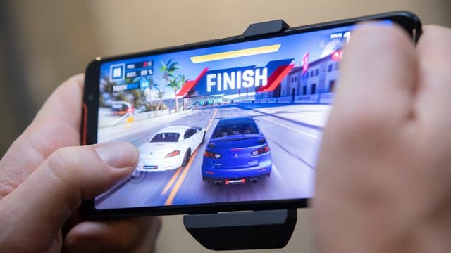 Effektvoll bereits an Bord: Das vorinstallierte Rennspiel "Asphalt 9 Legends" demonstriert die grafische Kompetenz des Asus ROG Phone.