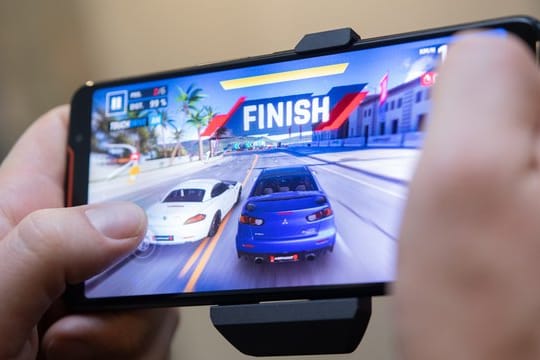 Effektvoll bereits an Bord: Das vorinstallierte Rennspiel "Asphalt 9 Legends" demonstriert die grafische Kompetenz des Asus ROG Phone.