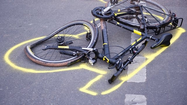 Ein Fahrrad nach einem Unfall (Symbolbild): Der Mann musste ins Koma versetzt werden.