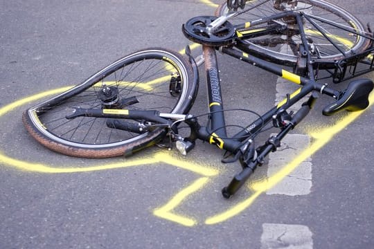 Ein Fahrrad nach einem Unfall (Symbolbild): Der Mann musste ins Koma versetzt werden.