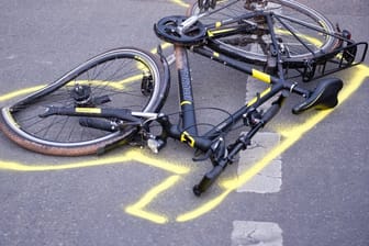 Ein Fahrrad nach einem Unfall (Symbolbild): Der Mann musste ins Koma versetzt werden.