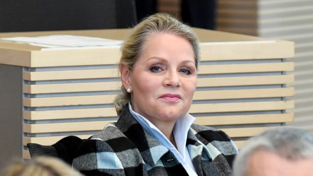 Hintergrund für Sayn-Wittgensteins Ausschluss ist das Verhältnis der 64-Jährigen zu dem vom Verfassungsschutz Thüringen als rechtsextremistisch eingestuften "Verein Gedächtnisstätte". Hintergrund für Sayn-Wittgensteins Ausschluss ist das Verhältnis der 64-Jährigen zu dem vom Verfassungsschutz Thüringen als rechtsextremistisch eingestuften "Verein Gedächtnisstätte".