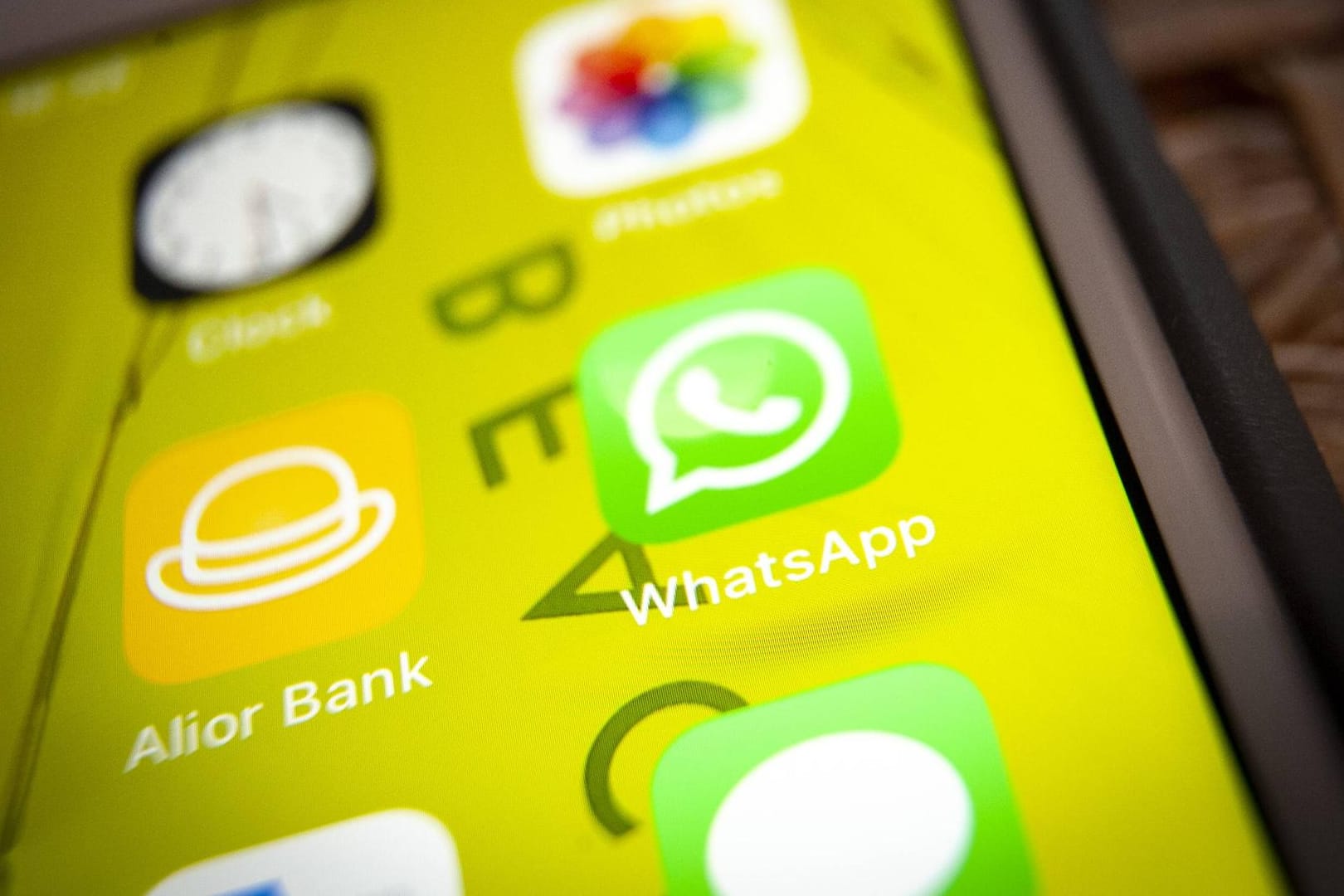 WhatsApp-Logo auf einem iPhone: Cursor steuern wie die Profis