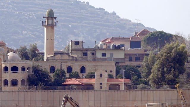 Ein israelischer Militärbagger arbeitet an der Grenze zum Libanon. Ein israelischer Militärbagger arbeitet an der Grenze zum Libanon.