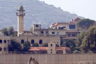 Ein israelischer Militärbagger arbeitet an der Grenze zum Libanon.