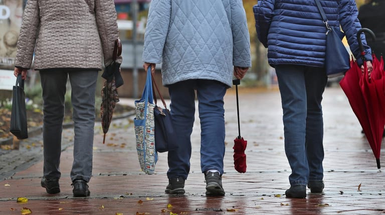 Drei ältere Fußgängerinnen: Wer in den kommenden Jahren in Ruhestand geht, muss einen höheren Anteil seiner Rente versteuern.