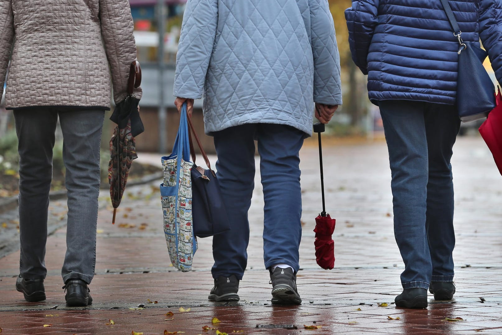 Drei ältere Fußgängerinnen: Wer in den kommenden Jahren in Ruhestand geht, muss einen höheren Anteil seiner Rente versteuern. Drei ältere Fußgängerinnen: Wer in den kommenden Jahren in Ruhestand geht, muss einen höheren Anteil seiner Rente versteuern.