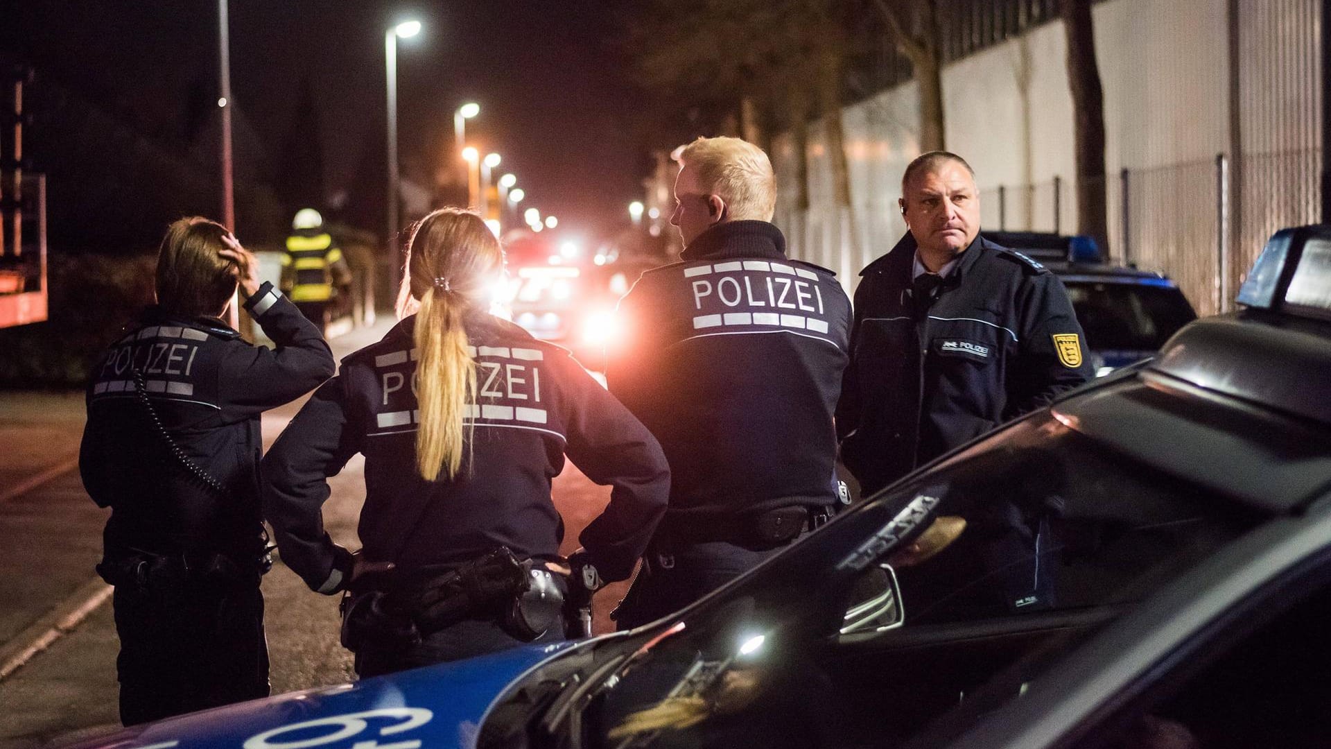 Fahndung: Einheiten der Polizei suchen nach einem geflüchteten Häftling. Bei den meisten Personen, die mit Haftbefehl gesucht werden, liegt der Fall viel weniger dramatisch.