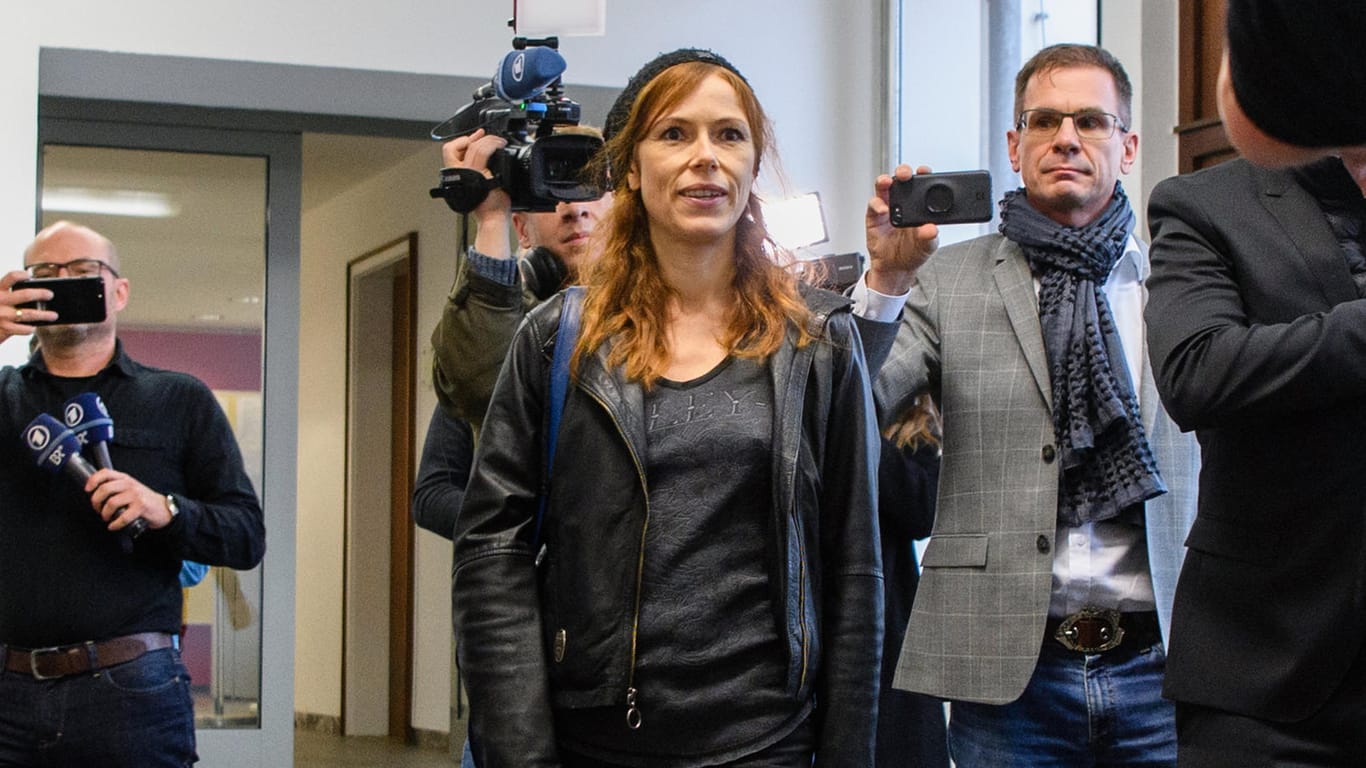 Antje Mönning: Die Schauspielerin kommt zu ihrem Prozess wegen Erregung öffentlichen Ärgernisses in einen Gerichtssaal vom Amtsgericht.