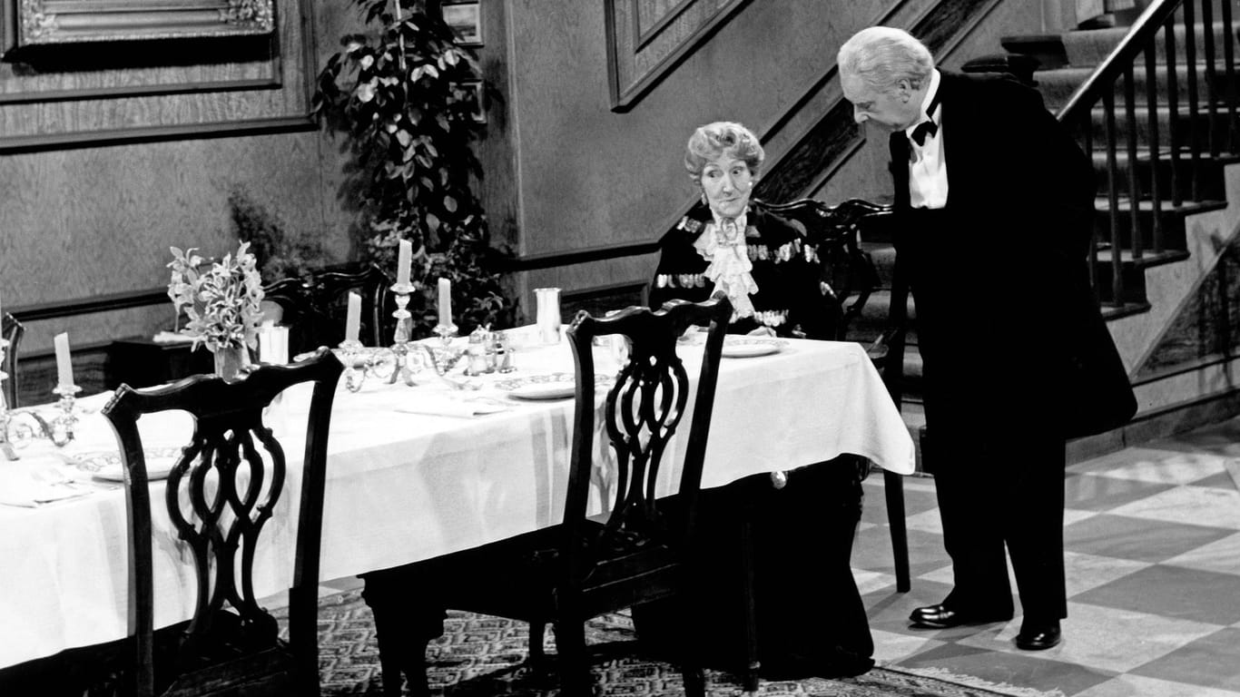 Freddie Frinton und May Warden: Butler James und Miss Sophie in dem Sketch Dinner for One.