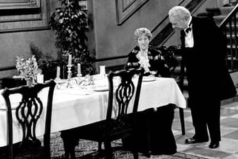 Freddie Frinton und May Warden: Butler James und Miss Sophie in dem Sketch Dinner for One.