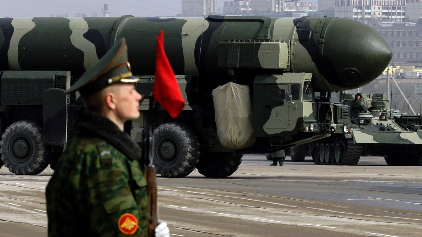 Eine russische Interkontinentalrakete während einer Militärparade in Moskau: Die Nato wirft Russland einen Bruch des Abrüstungsabkommens zu Mittelstreckenraketen vor.