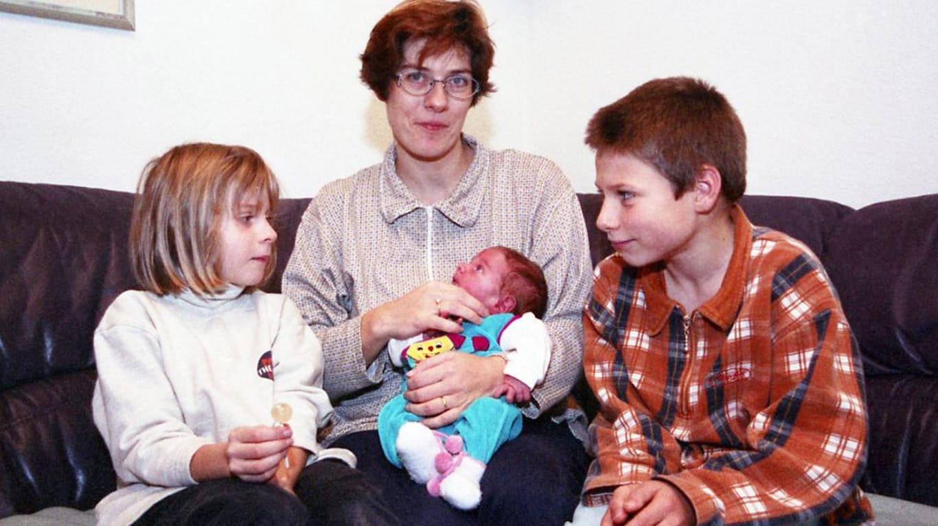 Schnappschuss aus dem Jahr 1997: Annegret Kramp-Karrenbauer mit Tochter Laurin, Baby Julian und dem ältesten Sohn Tobias.