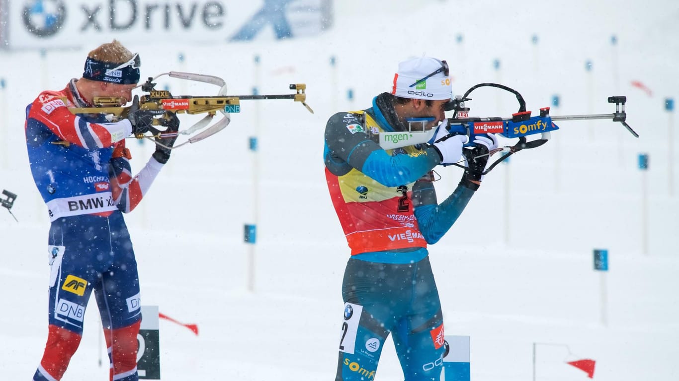 In der Saison 2017/18 lagen Martin Fourcde (r., 1116 Punkte) und Johannes Thingnes Bö (l., 1027) im Gesamtweltcup am Ende deutlich vor dem ersten Verfolgen Anton Schipulin (627) auf Platz drei.