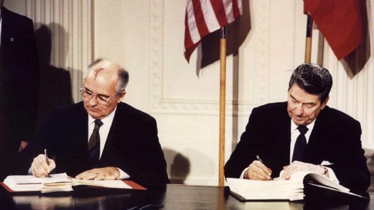 Michail Gorbatschow und Ronald Reagan unterschreiben im Jahr 1987 den INF-Vertrag.