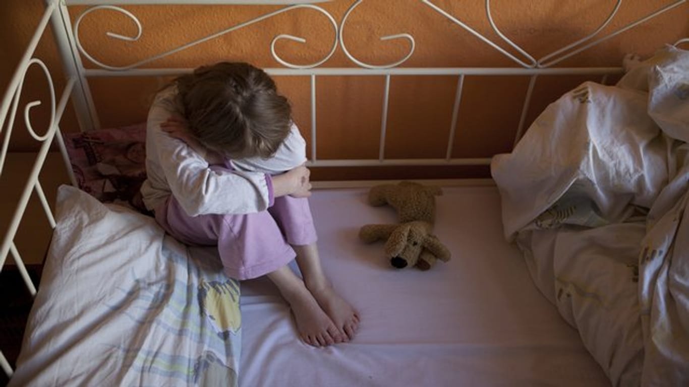 Seelische Probleme zeigen sich bei Kindern manchmal auch durch Schmerzen im Körper.