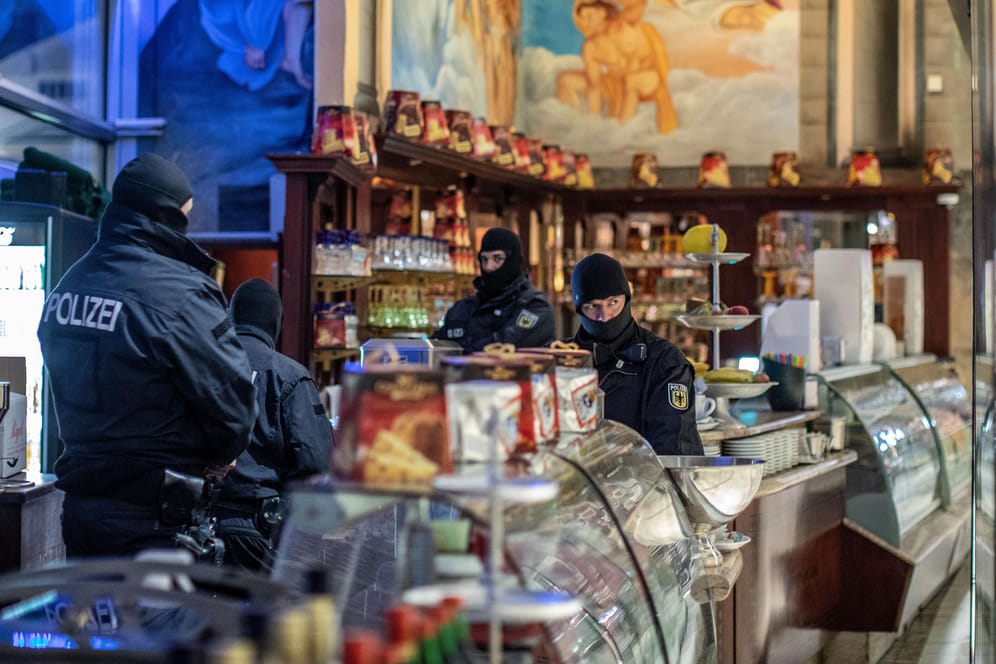 Polizisten in einem Eiscafé in Duisburg: Die Sicherheitsbehörden sind in einer internationalen Aktion gegen die italienische Mafia 'Ndrangheta vorgegangen.