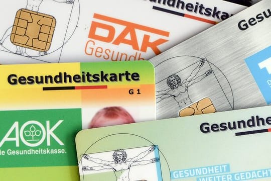 Gesundheitskarten verschiedener Krankenkassen.