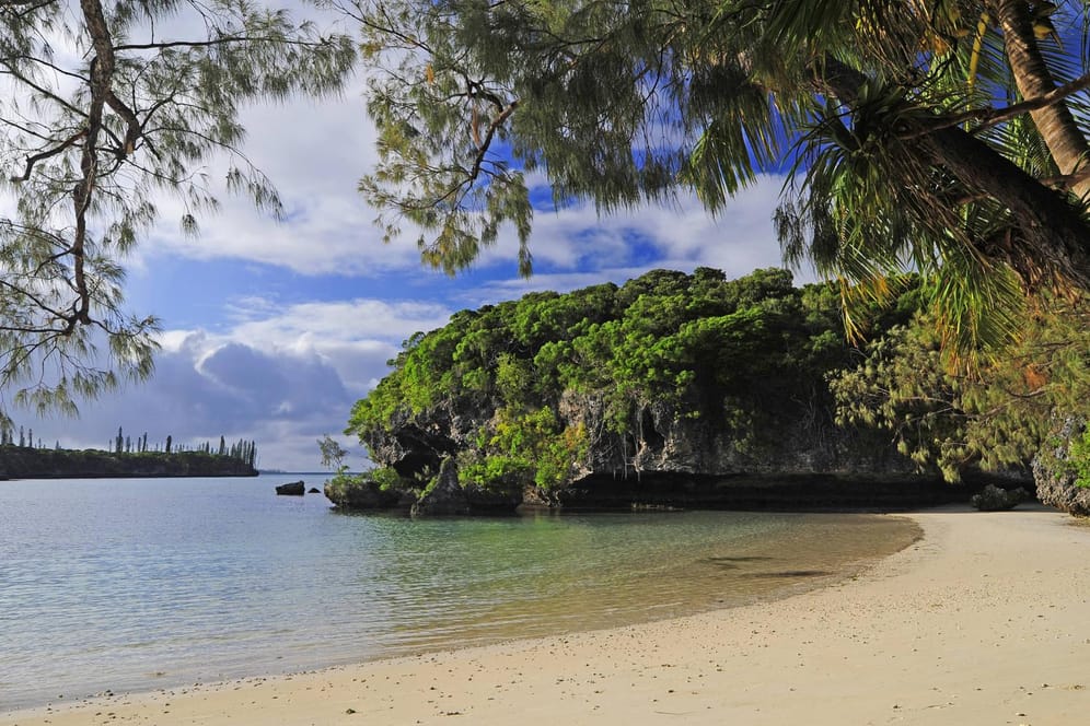 Halbinsel am Strand von Kanumera in Neukaledonien: Nach einem Seebeben wurde in Neukaledonien eine Tsunami-Warnung ausgesprochen, die später aufgehoben wurde.