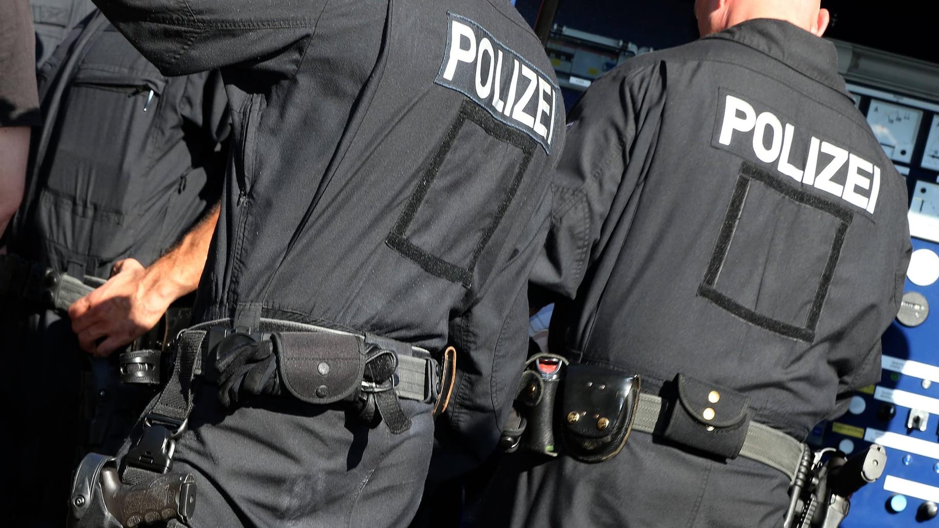 Im Zuge internationaler Ermittlungen gegen die italienische Mafia sind auch in Deutschland Hunderte Polizisten und Beamte des BKA bei Groß-Razzien im Einsatz. (Symbolbild) Im Zuge internationaler Ermittlungen gegen die italienische Mafia sind auch in Deutschland Hunderte Polizisten und Beamte des BKA bei Groß-Razzien im Einsatz. (Symbolbild)